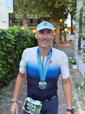 Andreas Schmid nach dem Wettbewerb 70.3 mit Medaille