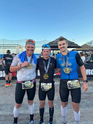 v.l.: Die „Eisernen“ mit Medaille : Thomas Mader, Wolfgang Scheingraber, Maximilian Aigner