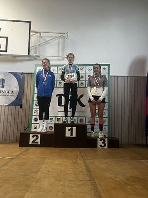 Helena Pledl (1. Platz) auf dem Podest, 2 Platz Lara Brodschelm 3. Platz Ida Maria Kirchberger